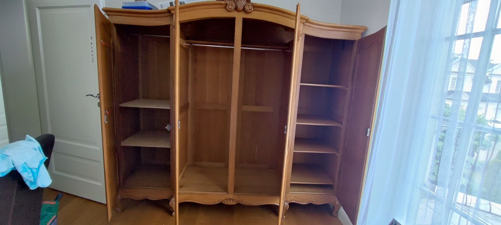 Sprzedam zestaw mebli drewnianych (kredens, szafa, rama łóżka)