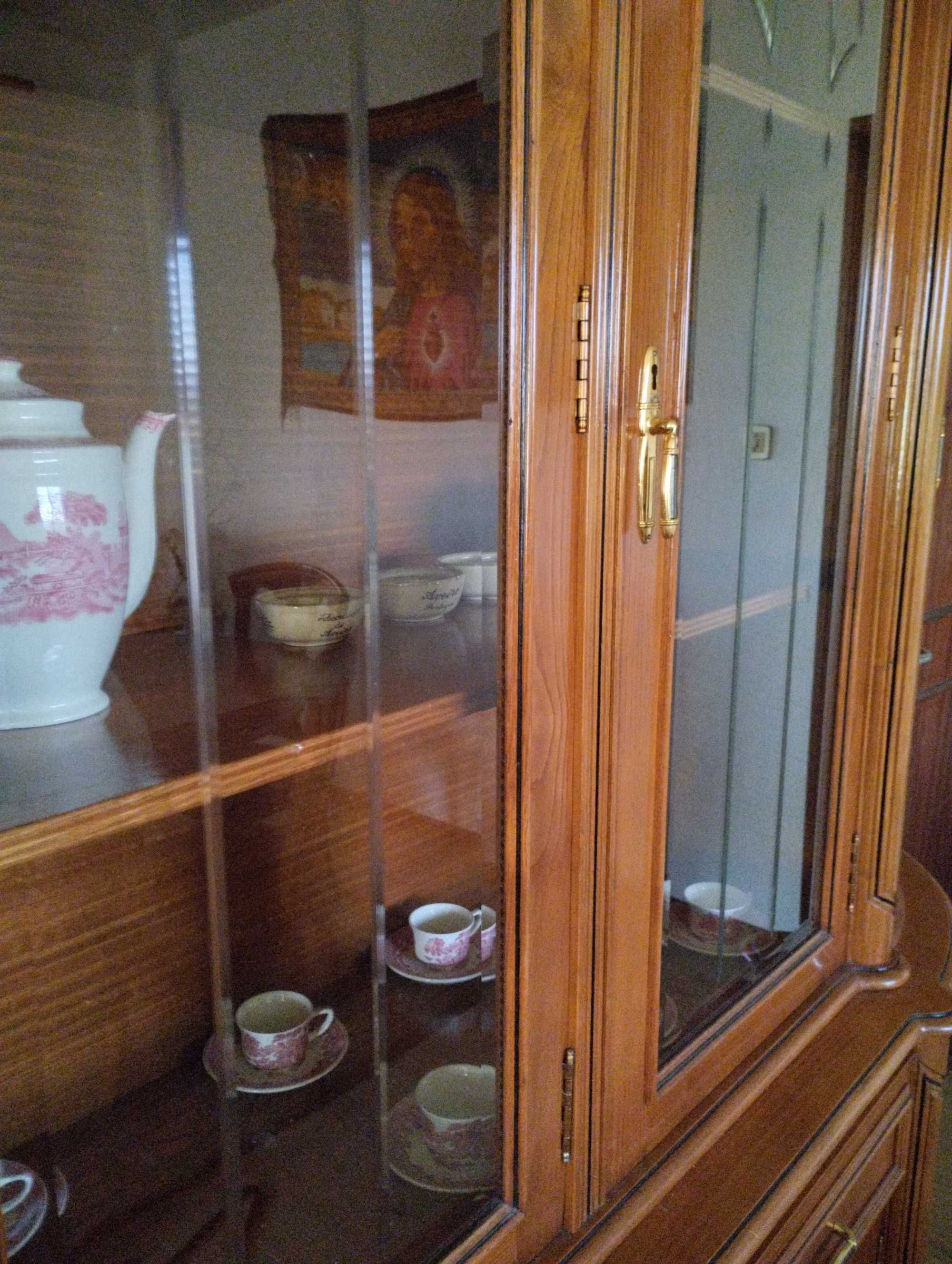Sala de jantar (cristaleira e mesa com seis cadeiras)