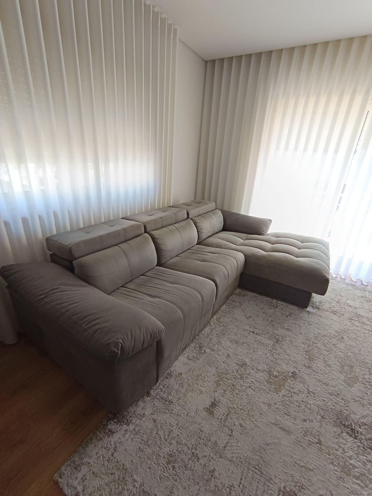 Sofá com chaise longue