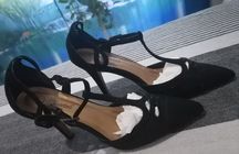 Lindos sapatos em camurça preta