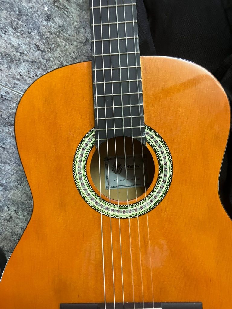 Guitarra clássica com capa