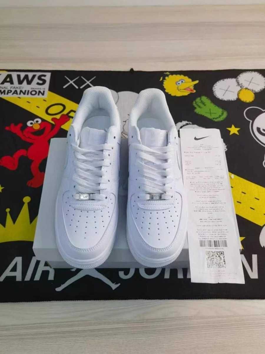 Białe buty Nike w rozmiarze 36, dostarczane w pudełku