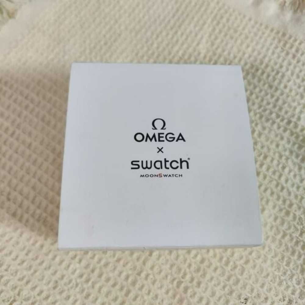 Omega x Swatch Snoopy SO33W700 - Ekskluzywny Box Limitowany