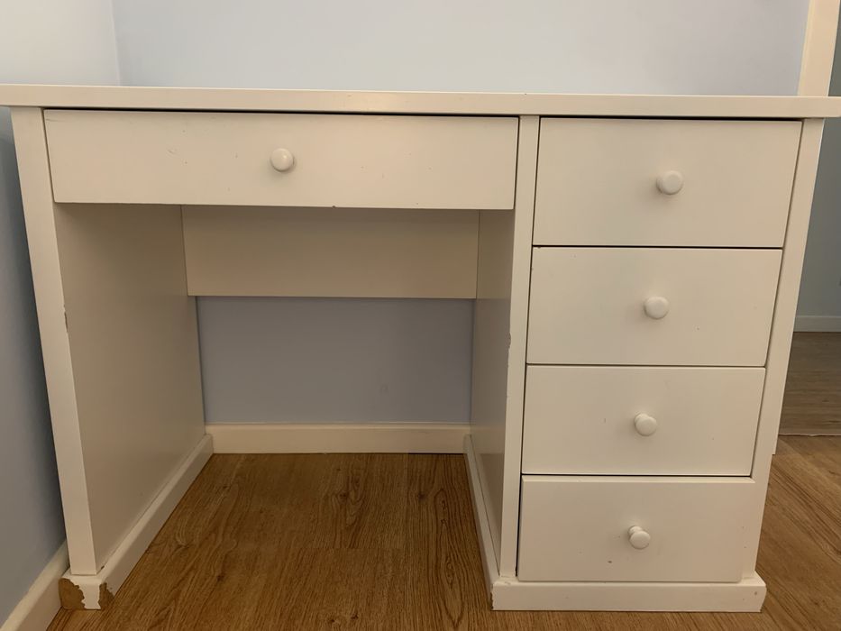 Secretaria branca com gavetas