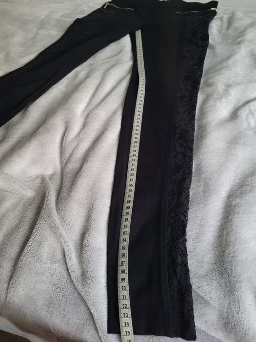 czarne spodnie z koronkowymi elementami