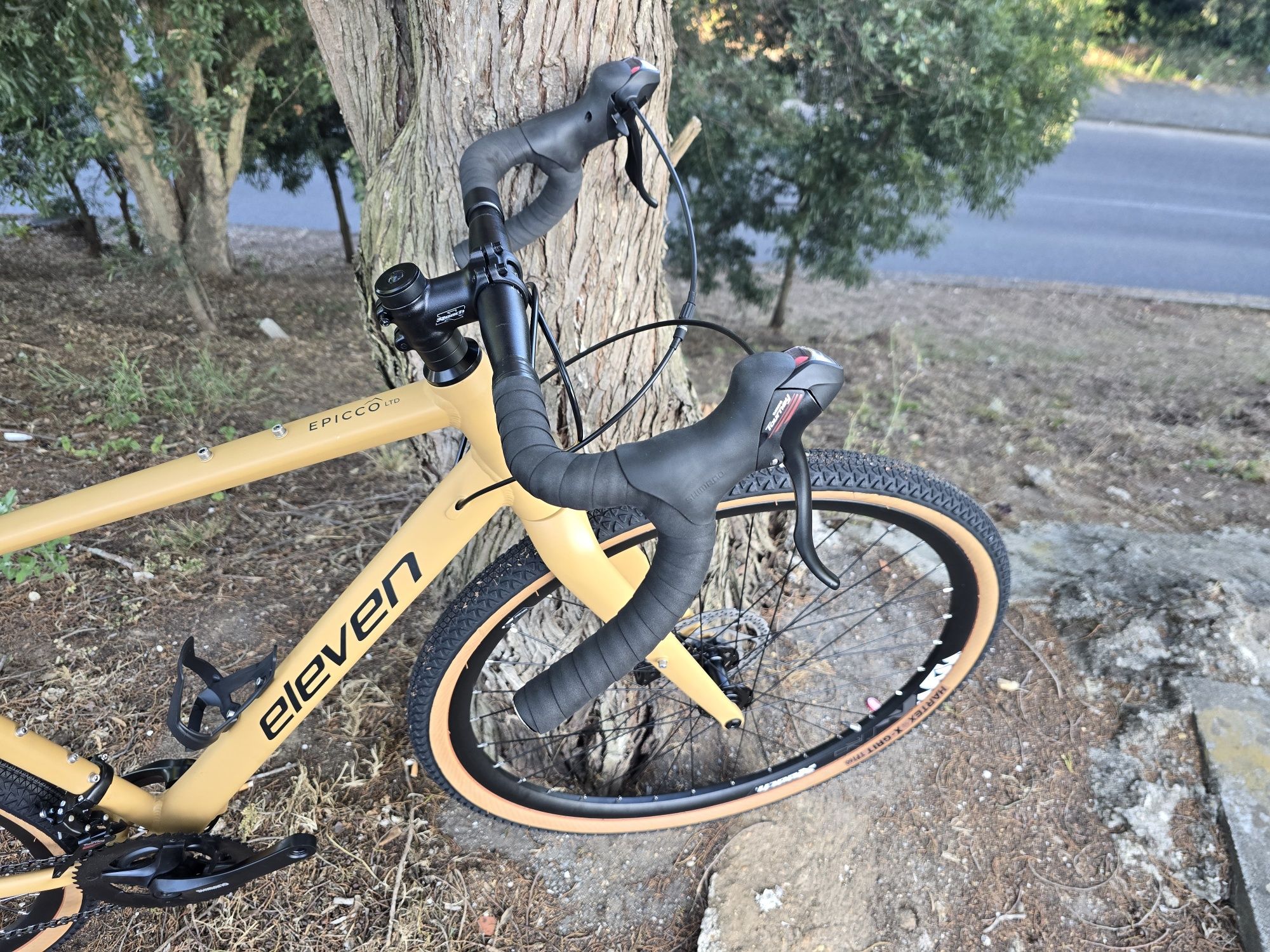 Bicicleta de gravel nova