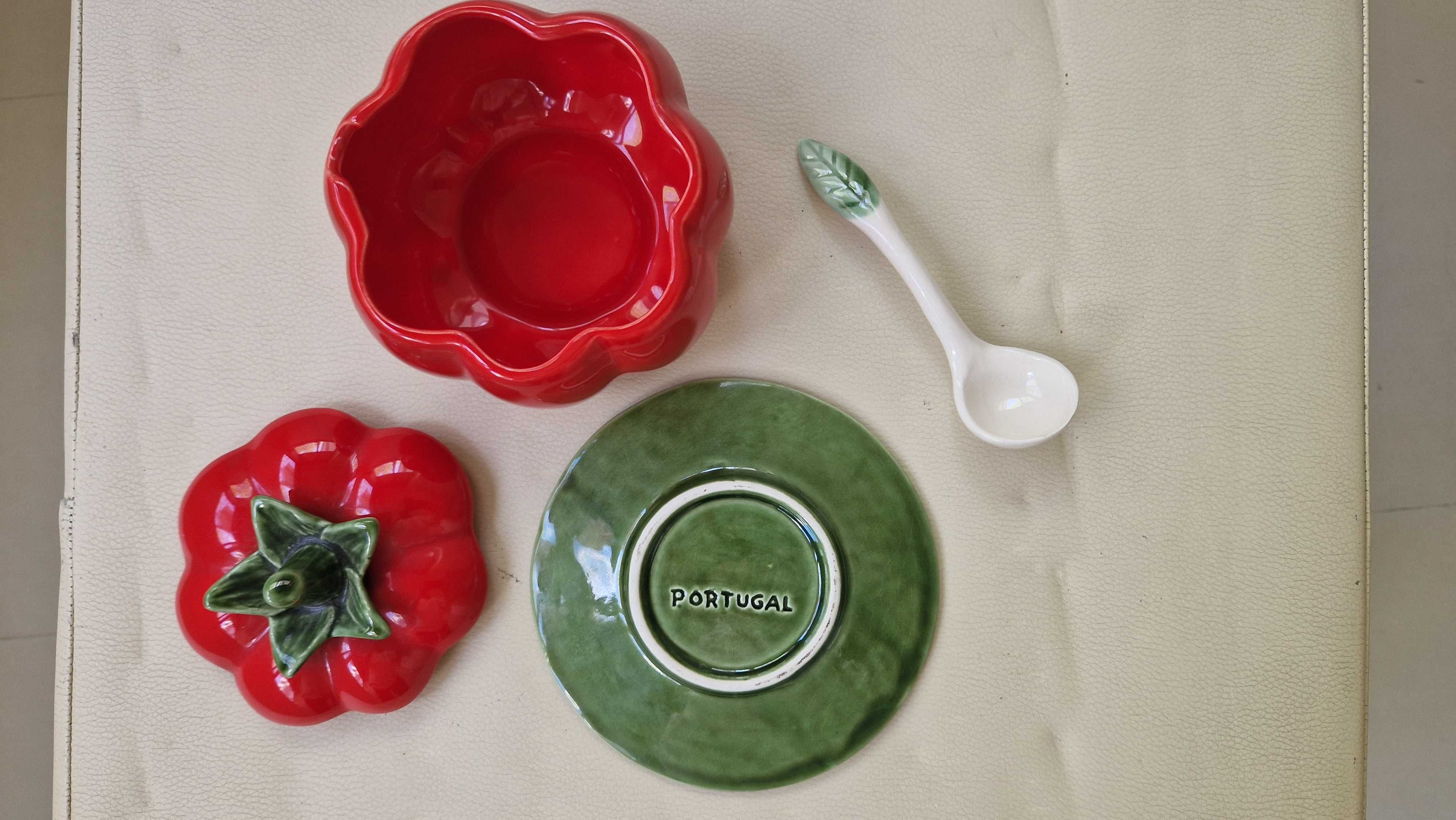 Açucareiro de louça em forma de tomate, com tampa e colher