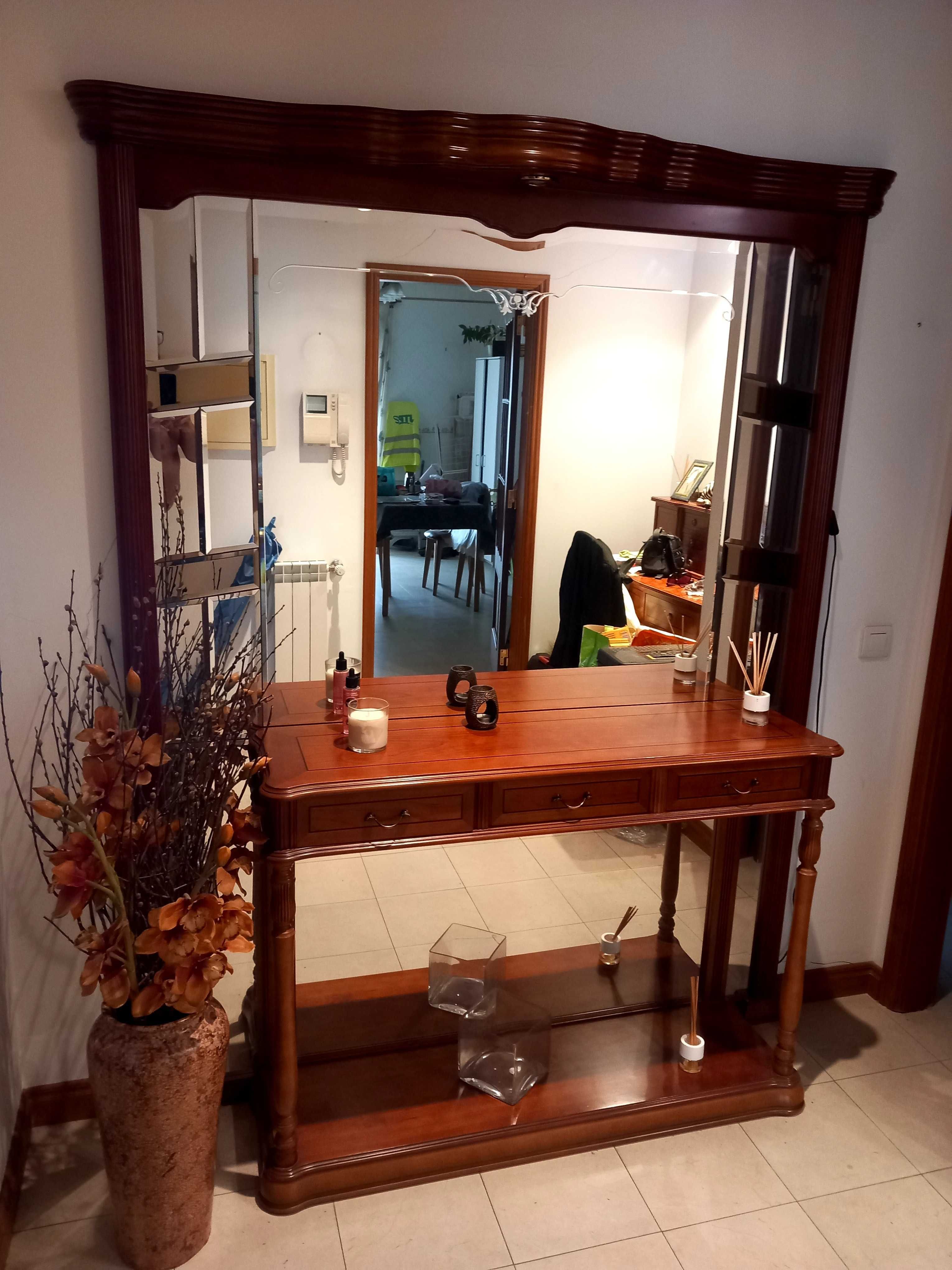 Móvel com espelho e com iluminação