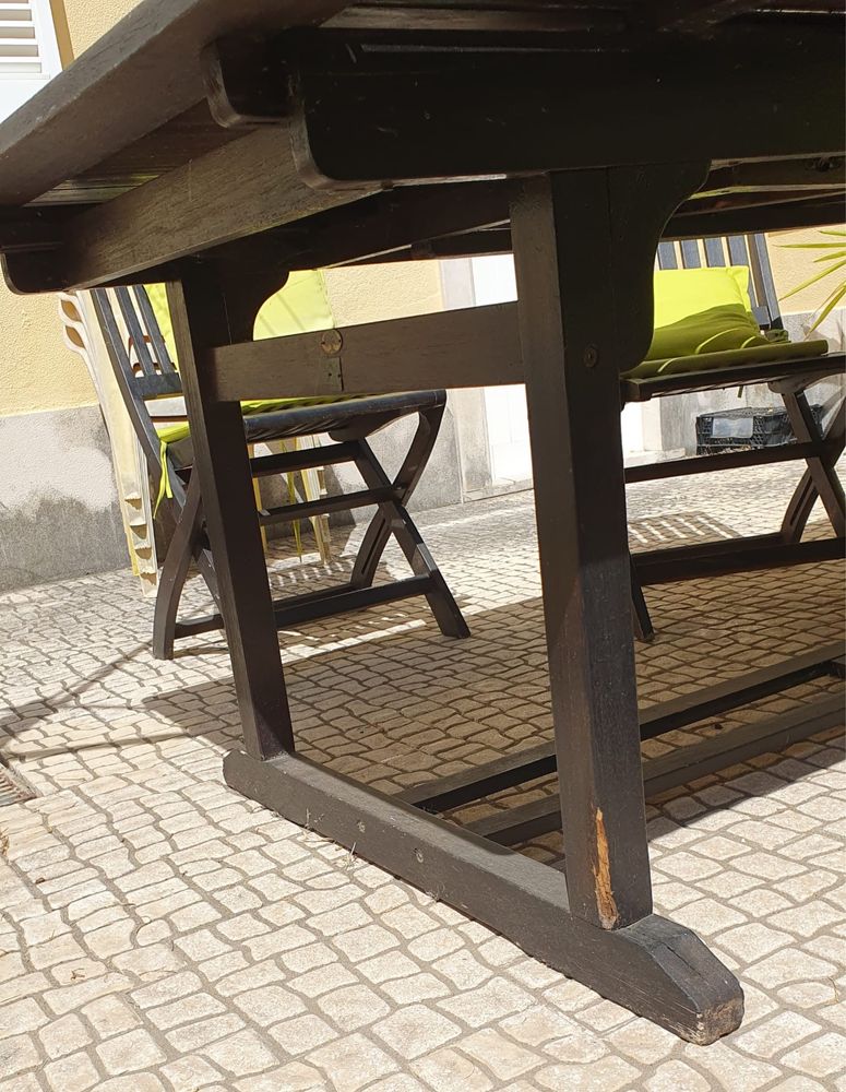 Mesa grande  de jardim com 6 cadeiras e respetivas almofadas