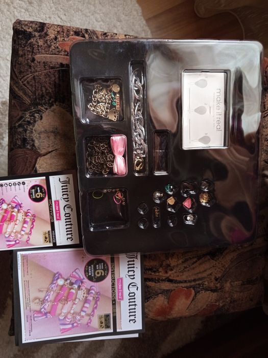 Іграшковий будиночок з меблями та Набір для плетіння браслетиків