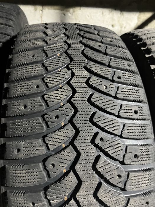 Продам зимову гуму р18 235 /45