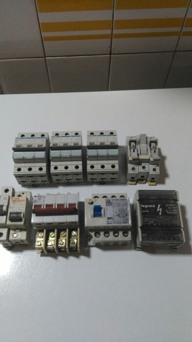 Disjuntores de 4 polos e outros
