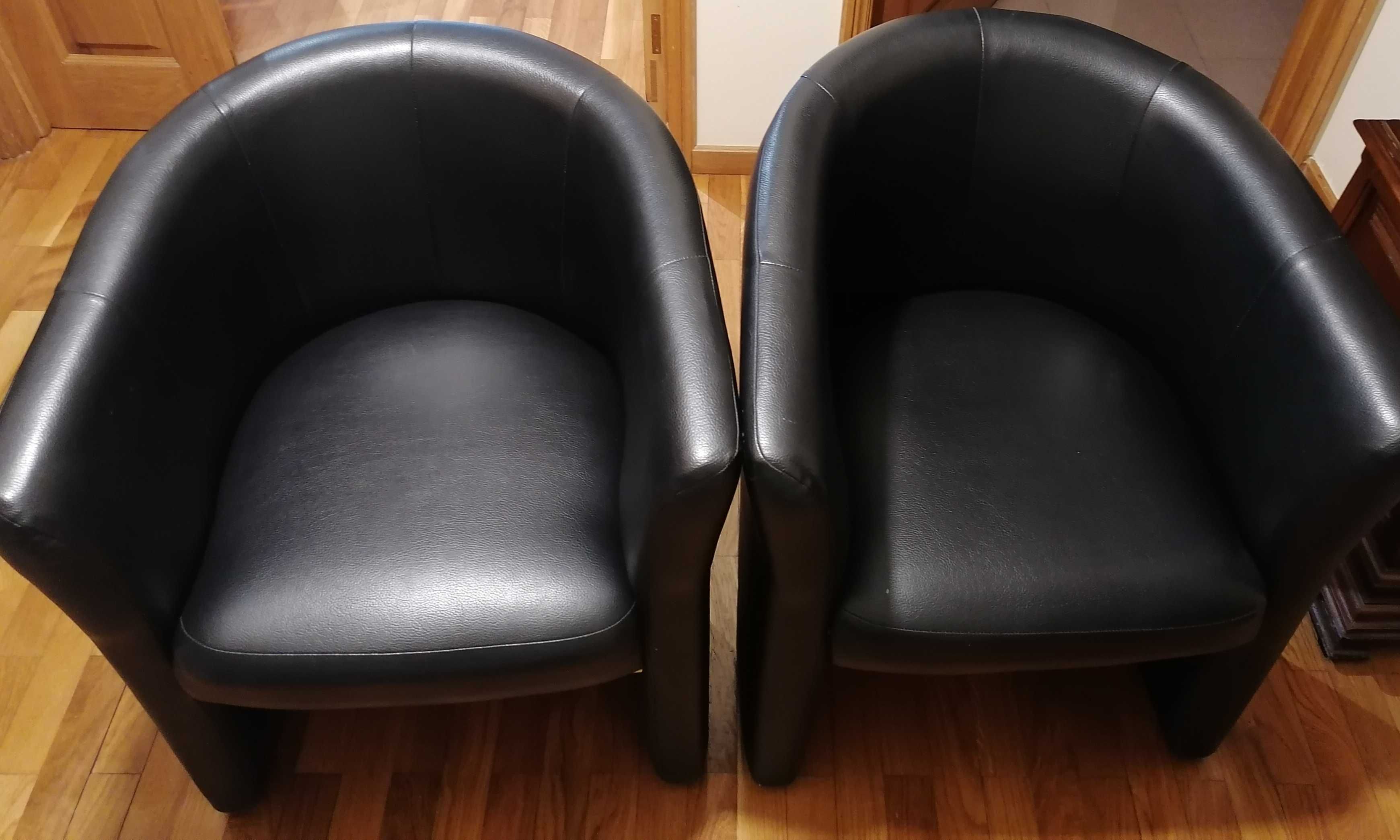 Duas Poltronas em Pele Preta