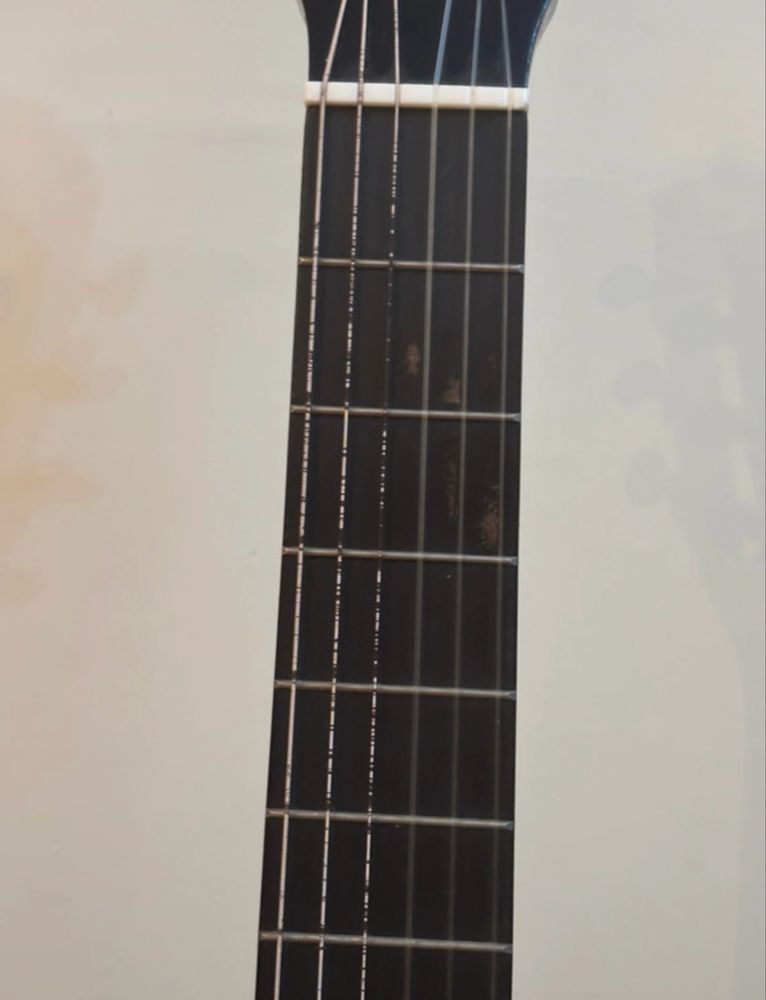 Kit - Guitarra Clássica + apoio de pé + afinador digital e 2 pestanas