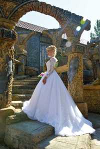 Свадебное платье со шлейфом и камнями Сваровски