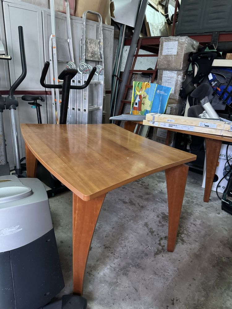 mesa de escritorio em madeira assimetrica