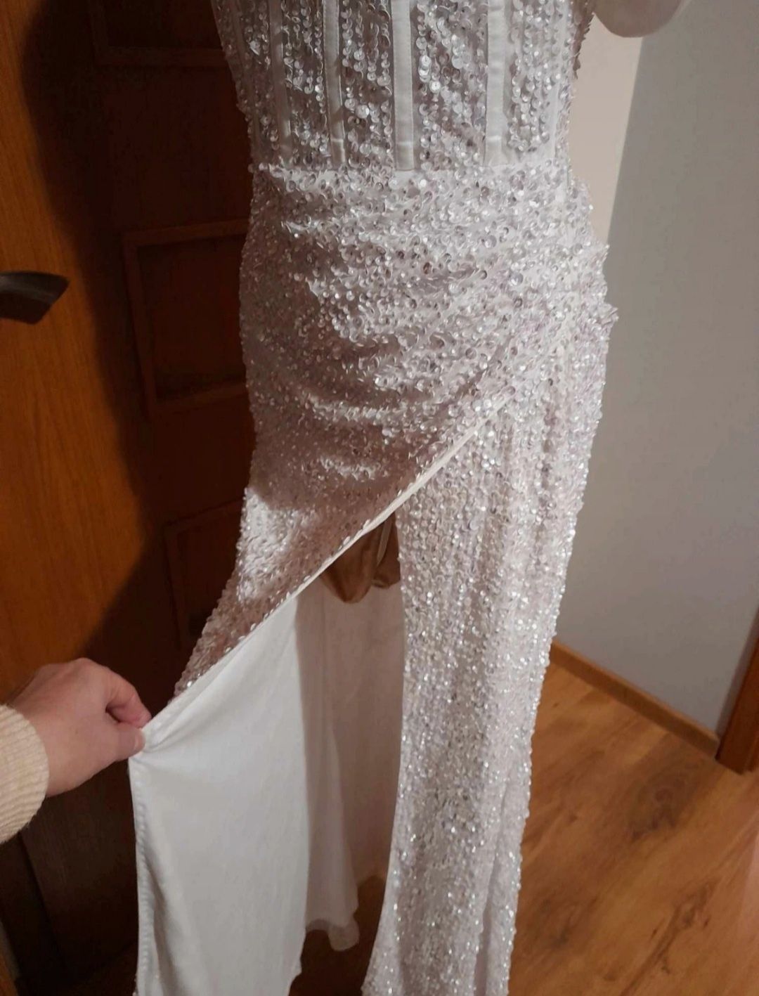 Śliczna maxi sukienka gorsetowa ASOS zdobiona cekiny bufiaste rękawki