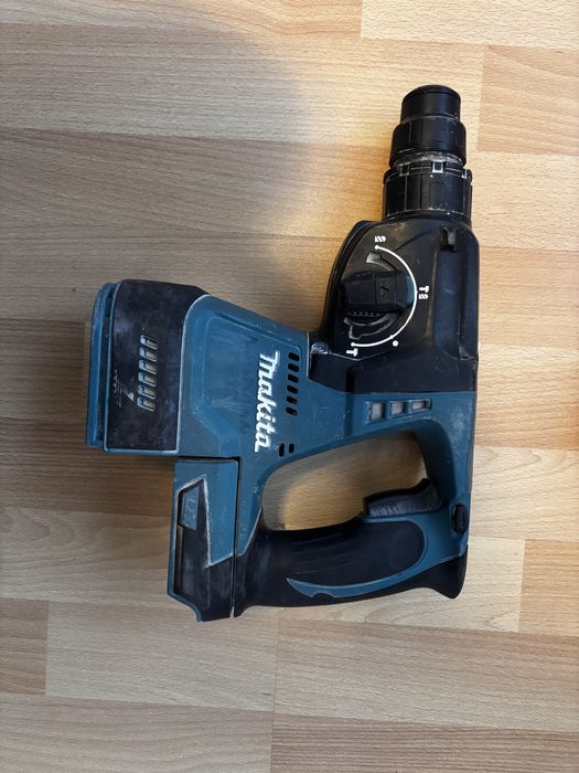 Перфоратор DHR242