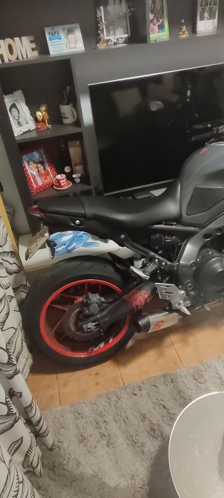 MT 09 a mota vai também com material de origem