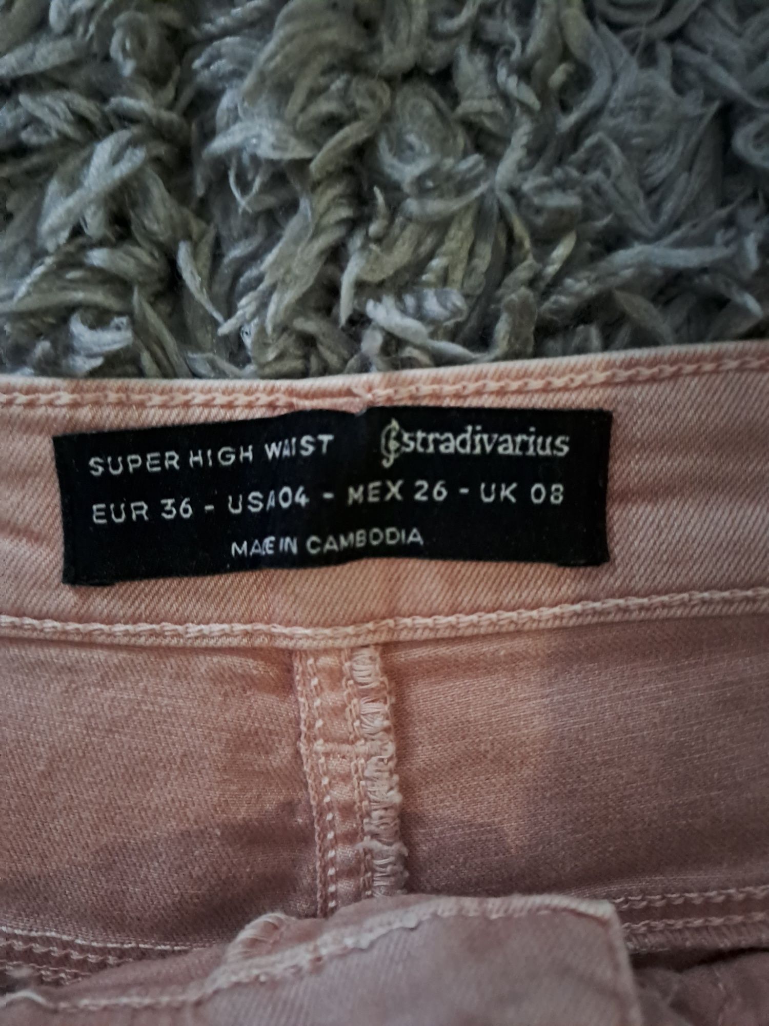 Spodnie damskie Stradivarius