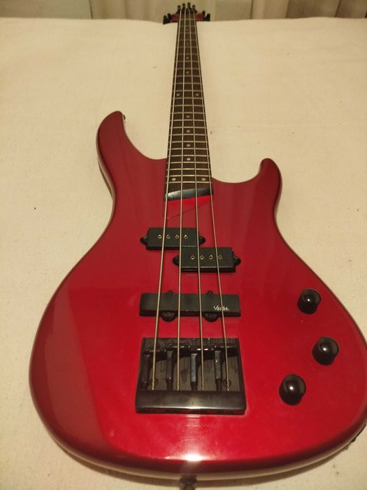 Baixo elétrico VESTER