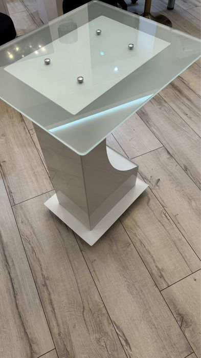 Stolik metalowy ze szklaną szybą mleczną na kółkach