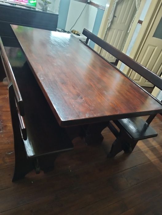 Mesa de madeira antiga com bancos corridos