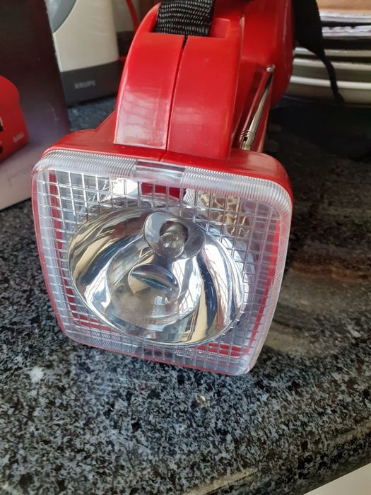 Lanterna a pilhas nova com pilhas incluídas