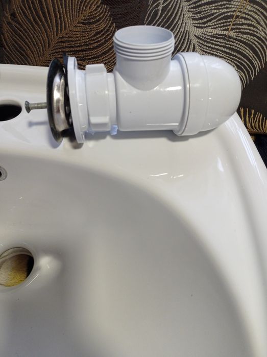 Умывальник, смеситель, сифон