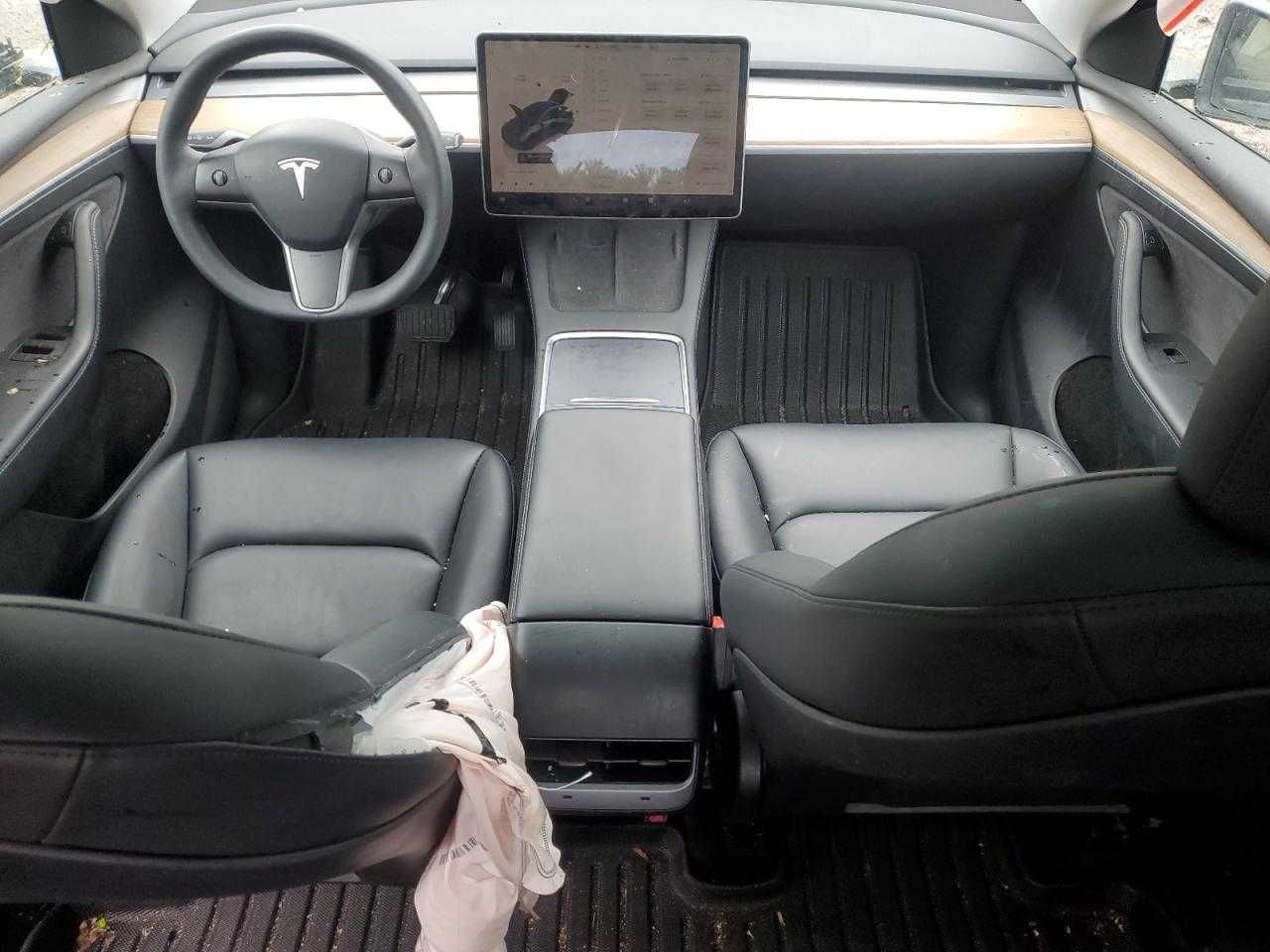 Tesla Model Y 2023)