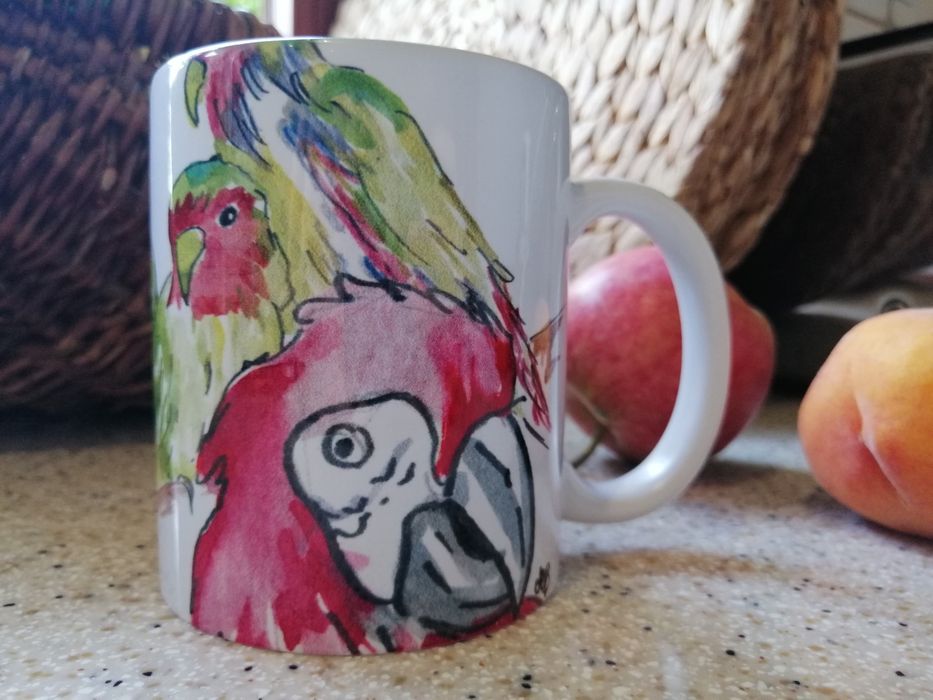 Barwny kubek z papugami
