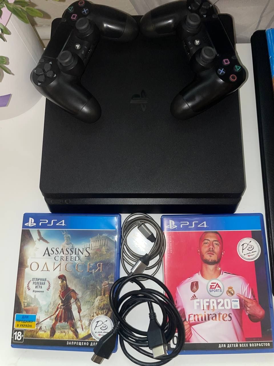 Ps 4 slim 1tb/ 2 бездротові джойстика/ 2 диски (fifa20, Assasins ua)