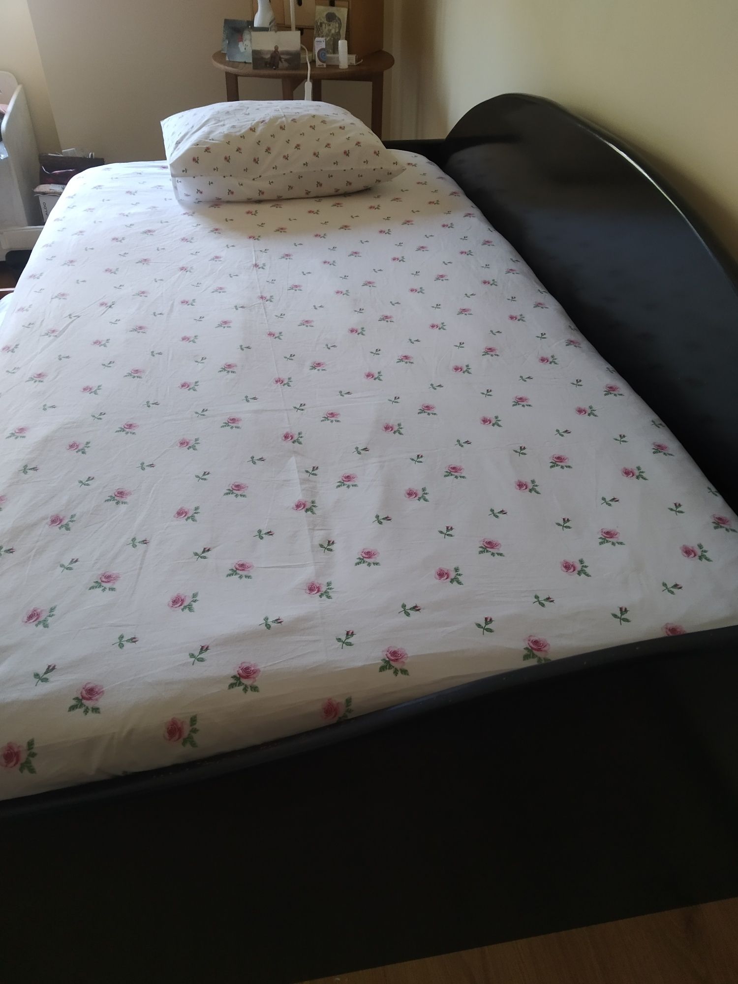 Cama com gavetao (para outra cama ou para arrumação) + colchão