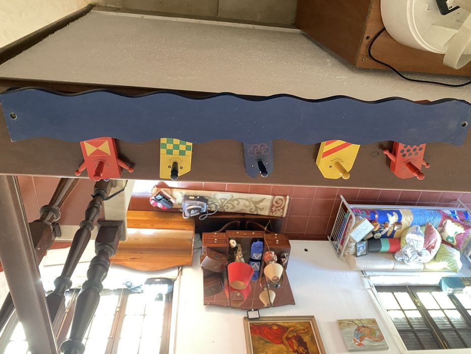 Cabide em madeira pintada para crianca