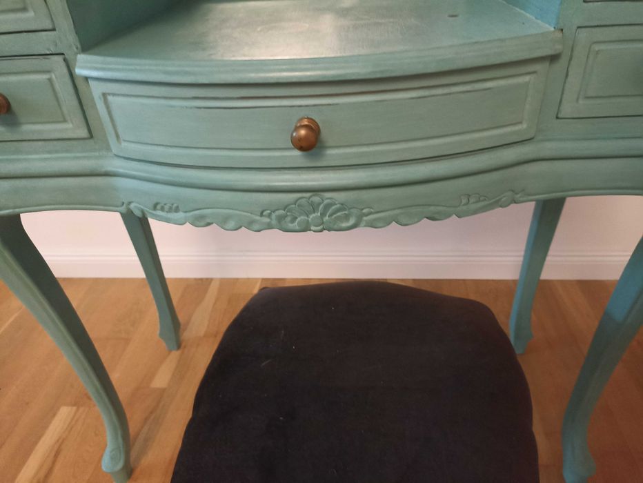 Drewniana toaletka z taboretem