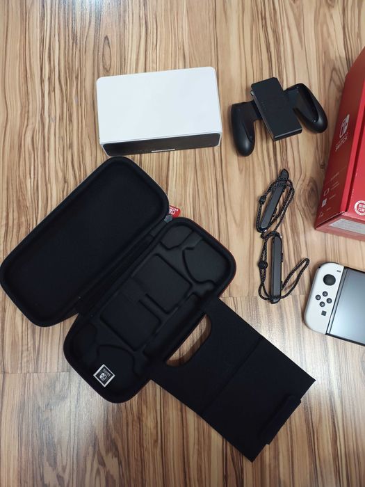 Nintendo switch oled biały+pokrowiec od nintendo