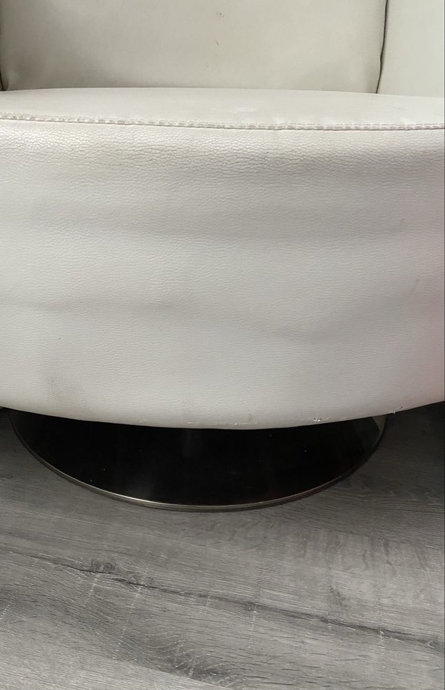 Cadeirao em napa branco