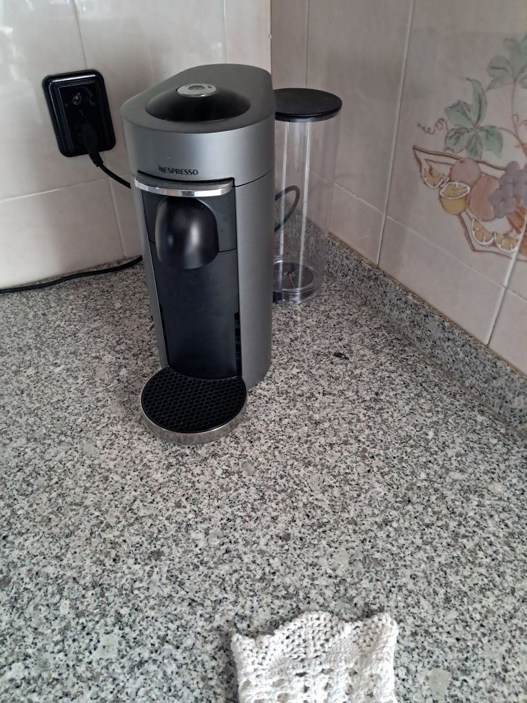 Maquina cafe nespresso impecavel