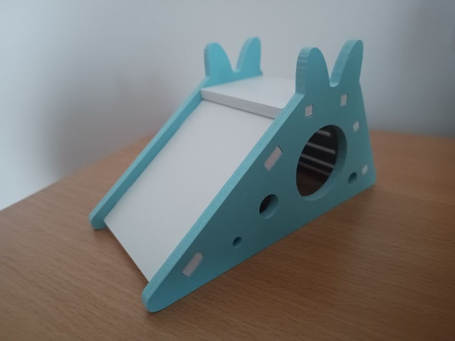 Domek dla chomika dżungarskiego że zjeżdżalnią