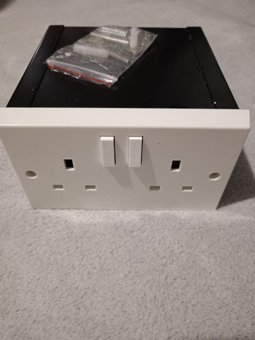 Mini sejf z atrapą gniazdka elektrycznego