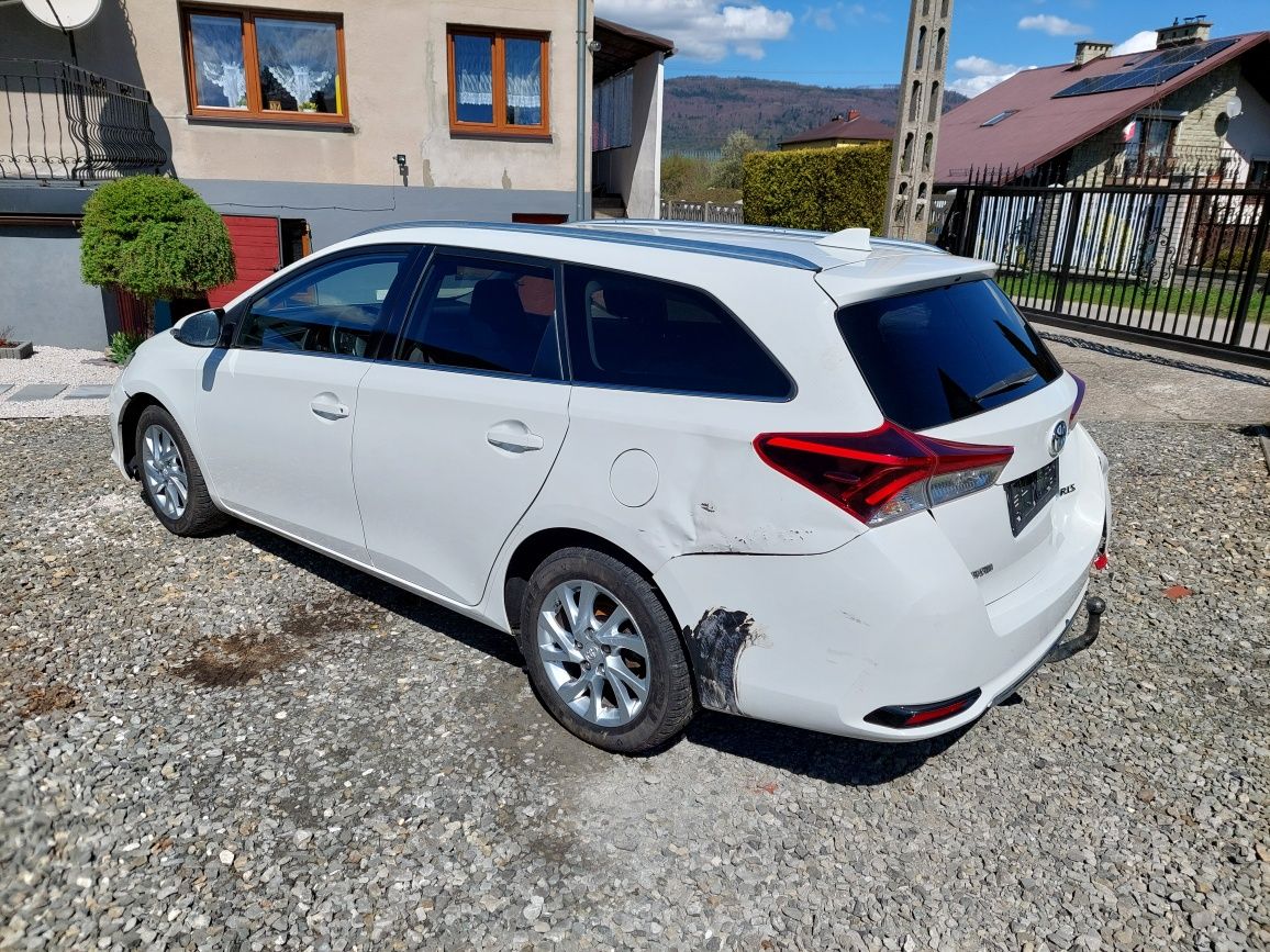 Toyota Auris 1.6 2017r uszkodzona