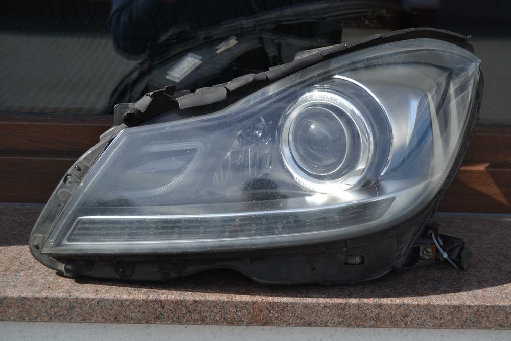 Mercedes C-klasa W204 lift lampa lewa przednia lewy przód c klasa