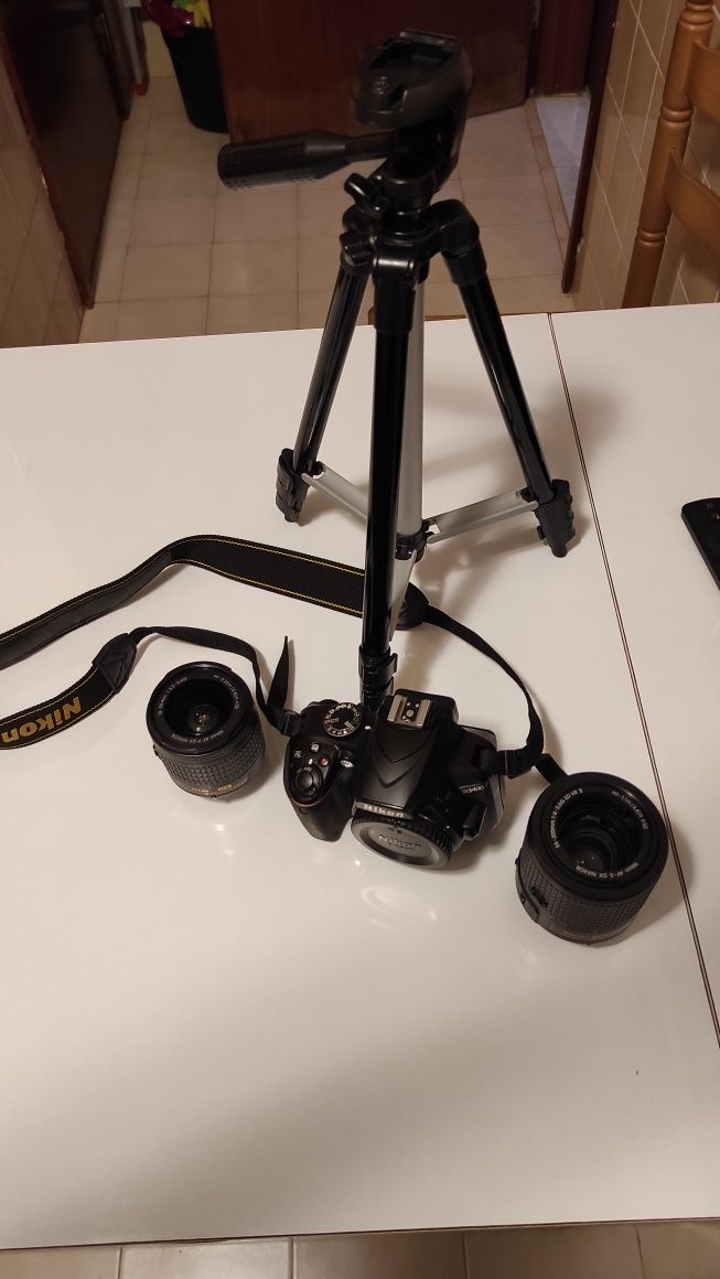 Nikon D3400 com duas lentes