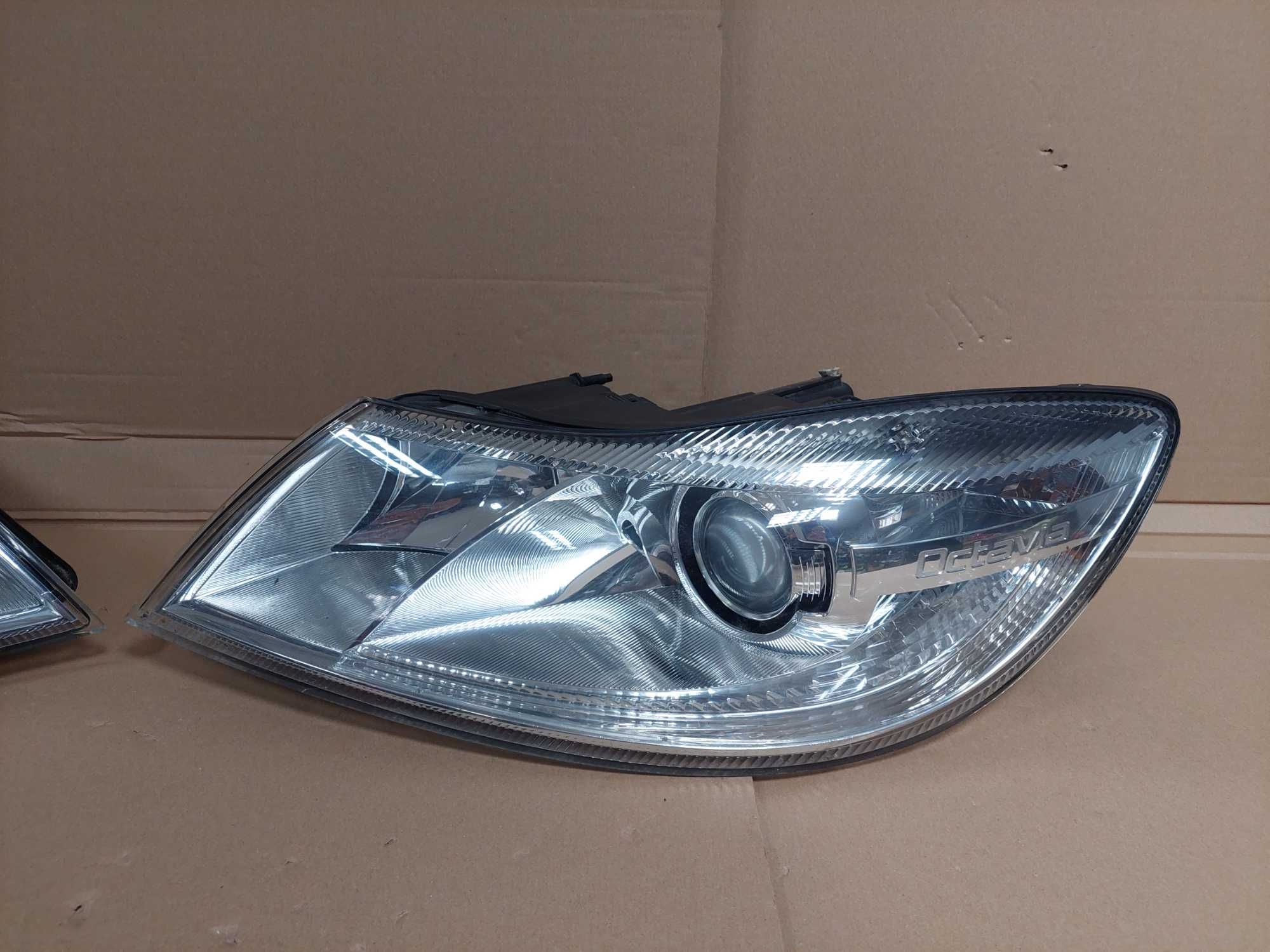 Octavia 2 II LIFT 08-12r lampa przód Bi Xenon skrętny lewa KPL EU BDB