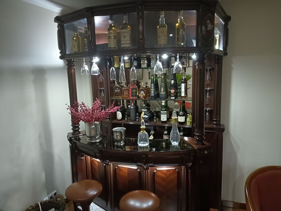 Móvel bar em cerejeira com 2 bancos  prateleiras cima por baixo em  fr