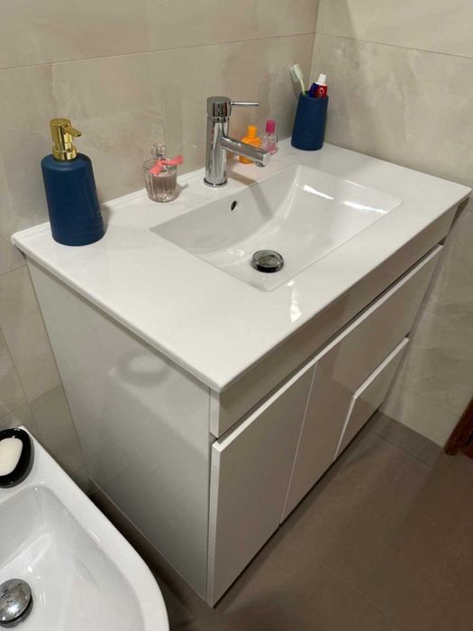 Vendo móvel de casa de banho branco novo!