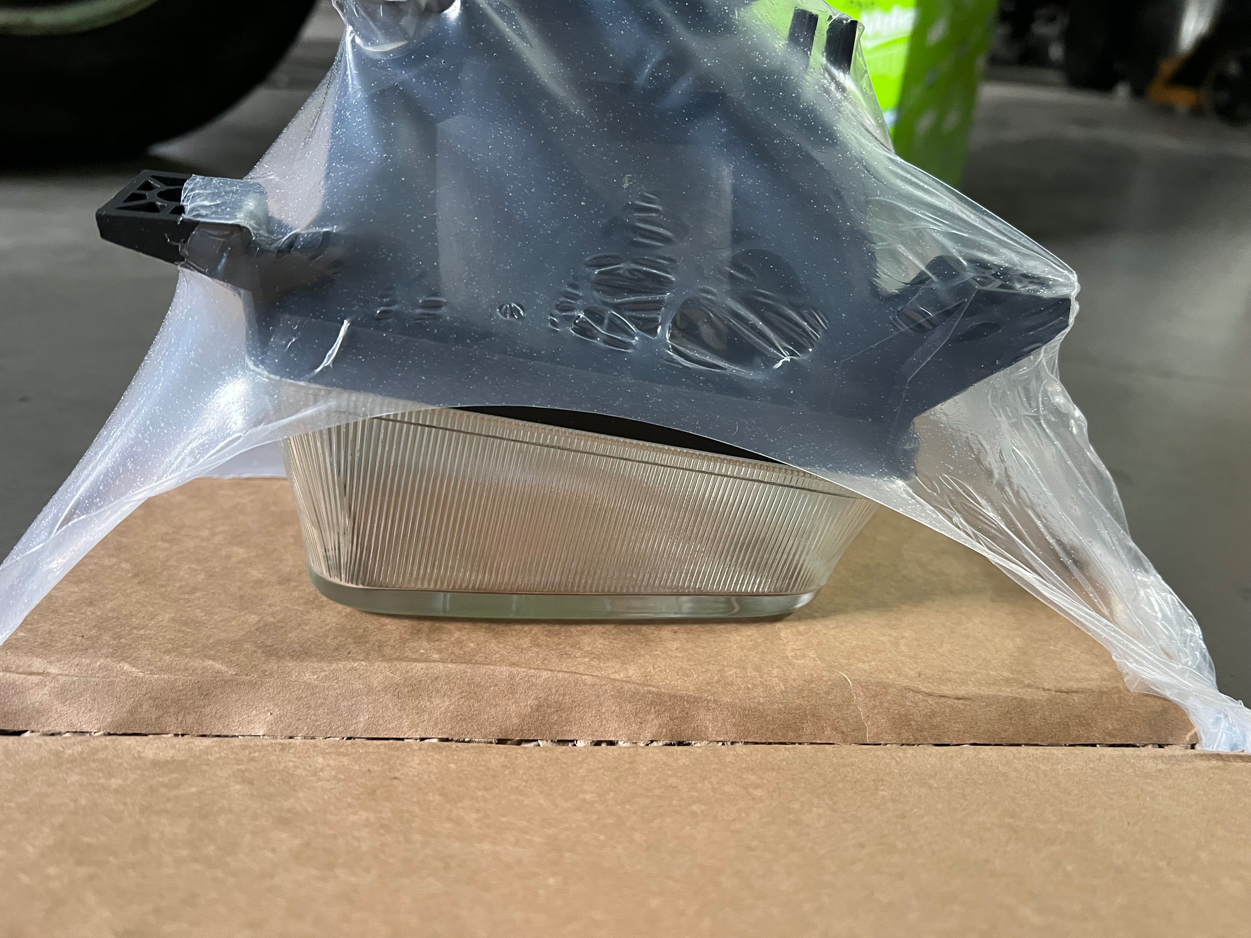 Reflektor Lampa  prawa Nissan Atleon 99-12 Valeo Nowa