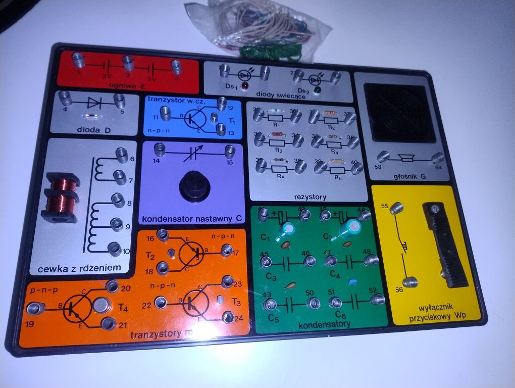 młody elektronik laboratorium retro