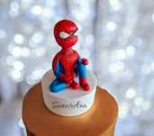 Spiderman dekoracja na tort wykonana z masy cukrowej Saracino