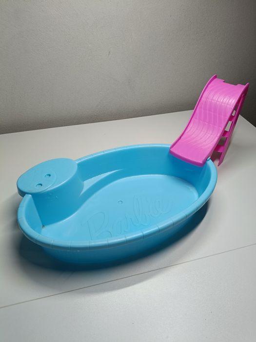 Basen z Zjeżdżalnią dla Lalek Barbie